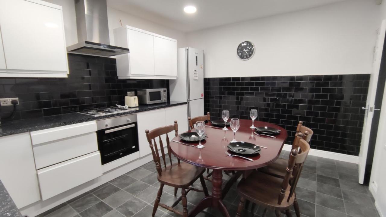 Lovely 2 Bedroom House วอร์ซลีย์ ภายนอก รูปภาพ