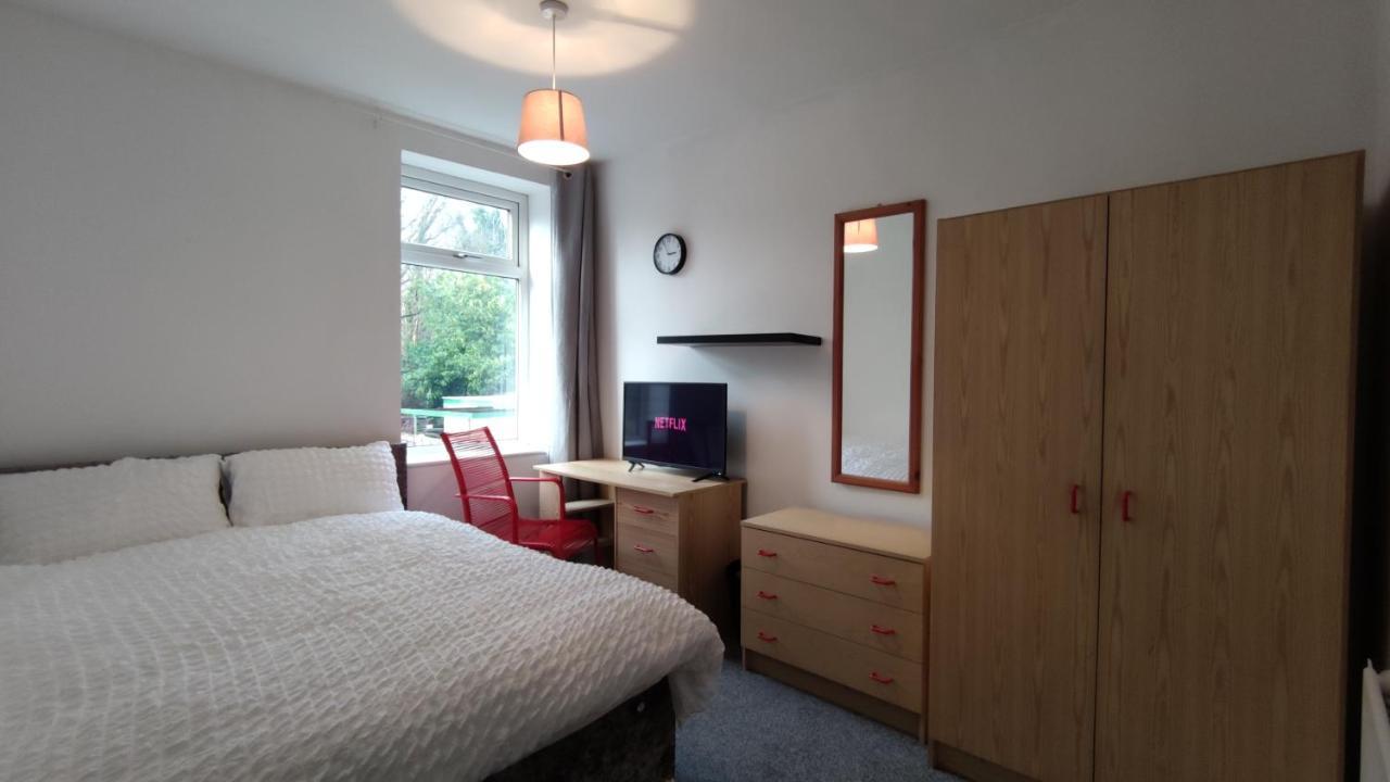 Lovely 2 Bedroom House วอร์ซลีย์ ภายนอก รูปภาพ